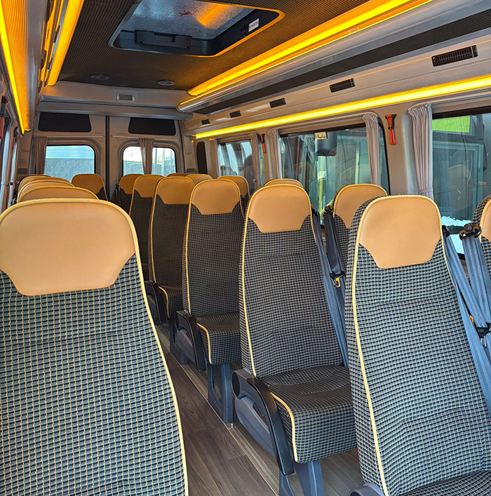 Reisebus von Tiek bei einem Tagesausflug zu einer Veranstaltung